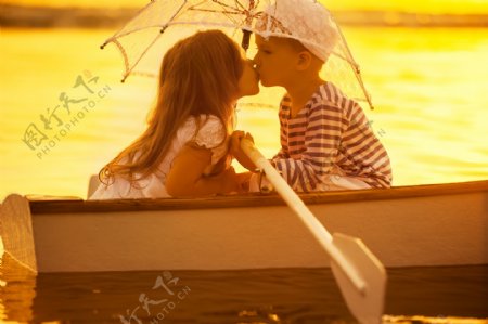 船上亲吻的儿童图片