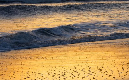 黄昏海浪风景图片