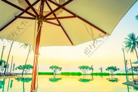 游泳池遮阳伞摄影