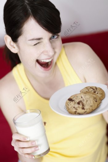 性感美女与牛奶饼干图片