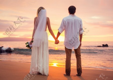 海滩上手牵手的夫妻图片