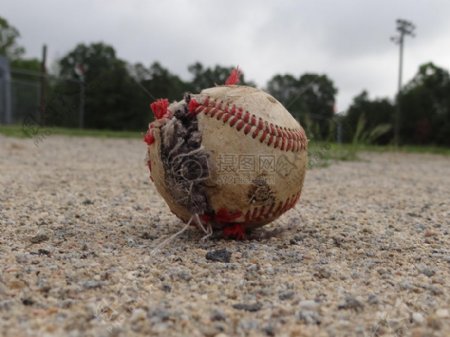 破烂的棒球在沙地