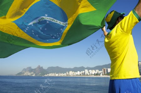 海边拿着世界杯旗帜的男人