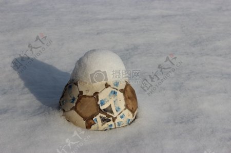 雪地里的球