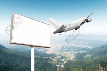 与飞机并架的高空广告牌图片