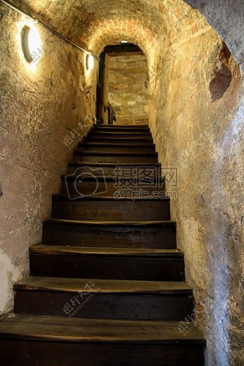 旧城堡里的楼梯