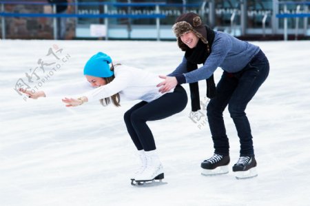 学习滑冰的情侣图片