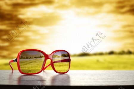 红色眼镜中的清晰风景图片