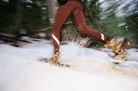 雪地上滑雪的人物图片
