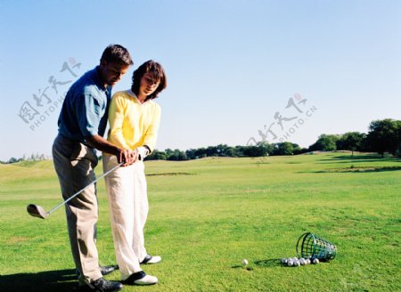 学习打高尔夫球的女人图片