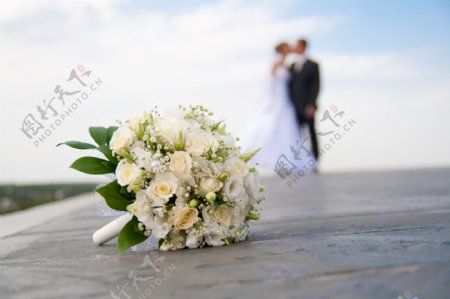 玫瑰花束与新人夫妻图片