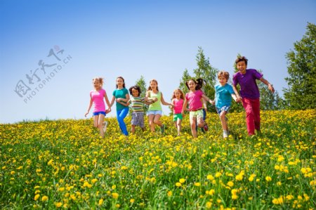 在花草地上的奔跑的孩子图片