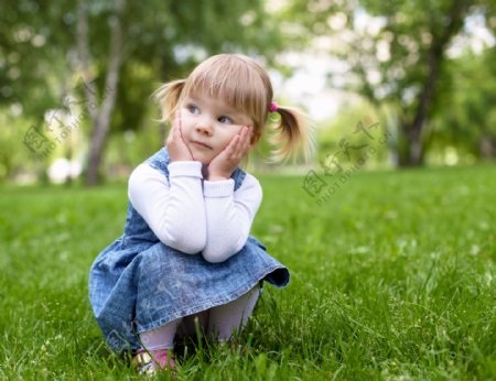 草地上的可爱女孩图片