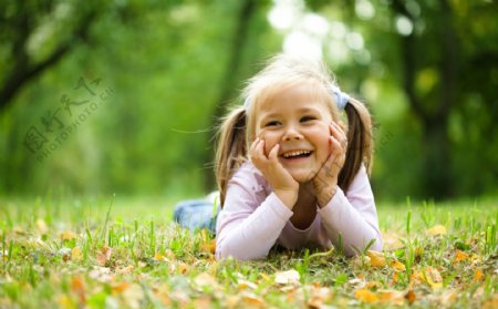 草地上开心笑的小女孩图片