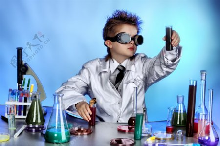 做化学实验的男孩图片