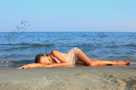 躺在沙滩上的性感女人图片
