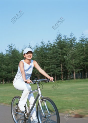 正在骑单车的女人图片