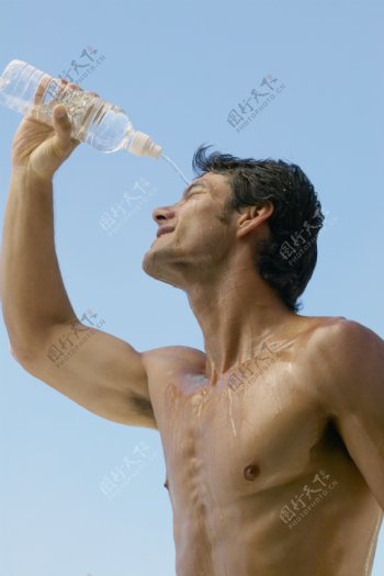 往头上浇水的肌肉男图片