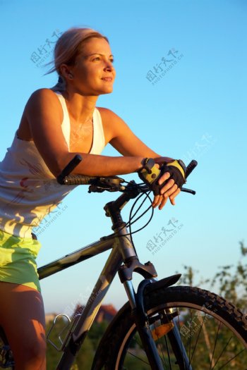 骑自行车的性感美女图片