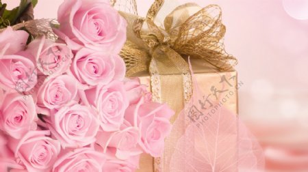 粉色玫瑰花与礼品盒图片