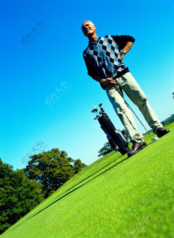 站在高尔夫球场上的男人