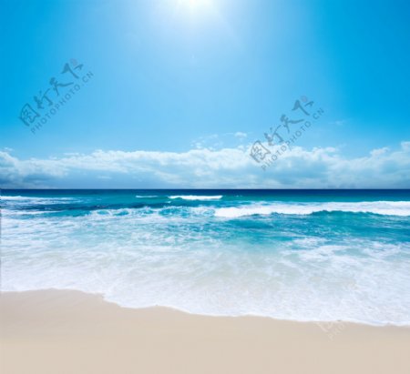 美丽的蓝色海边风景图片