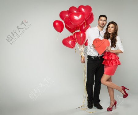 拿着爱心气球的情侣图片