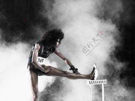 压腿的跨栏外国女运动员图片