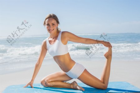 在海边练瑜伽的美女图片