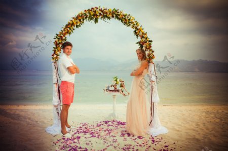 沙滩上结婚的新人图片