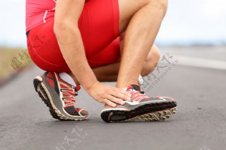 运动员跑鞋特写图片