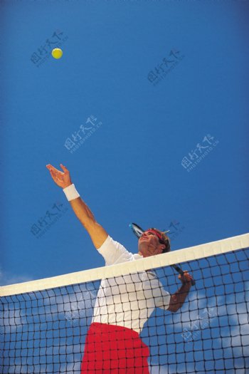 打网球的外国男士图片