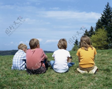 坐在草地上的儿童图片