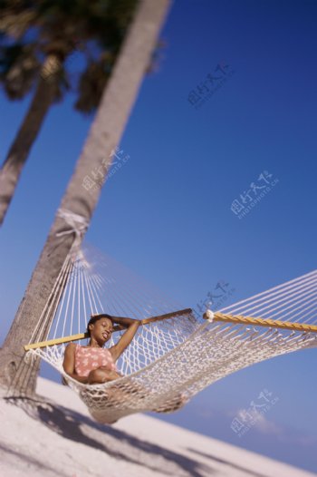 吊床上日光浴的外国美女图片