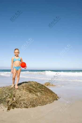 在海边玩球的小女孩图片