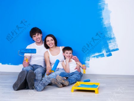 刷油漆的一家人图片
