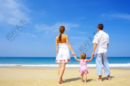 夏日沙滩一家人摄影图片