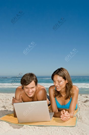 趴着看电脑的情侣图片
