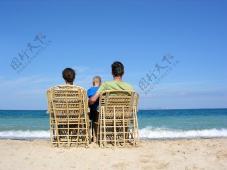 坐在椅子上看海的一家人图片