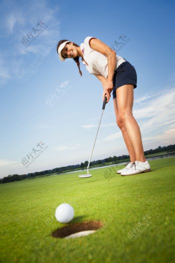 正在打高尔夫的外国美女