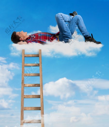 睡在云朵上的男生