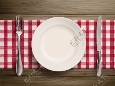 格子餐桌布上的餐具矢量图