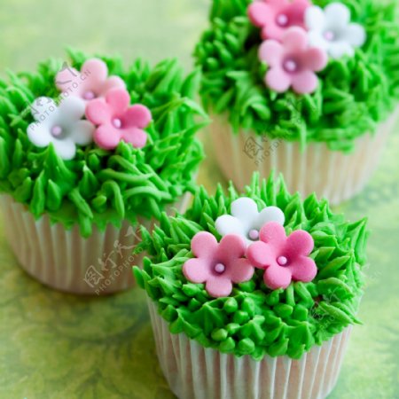 绿叶花朵婚礼蛋糕