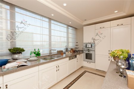 美式简约厨房橱柜窗户设计图