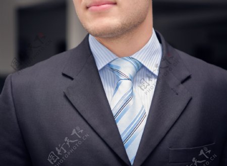 条纹领带与黑色西装图片