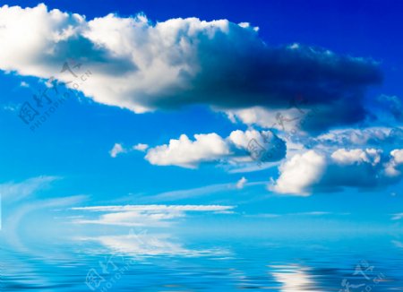 美丽的蓝天白云海面图片