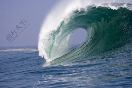海上卷起的巨浪图片