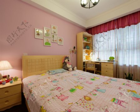 美式粉色卧室大床窗户设计图