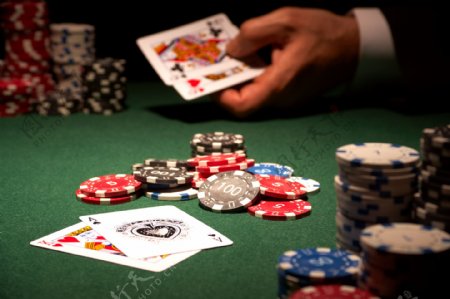 赌桌上的扑克与筹码图片