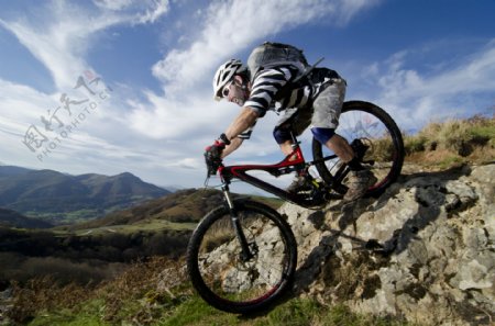 在山地上骑自行车的男人图片